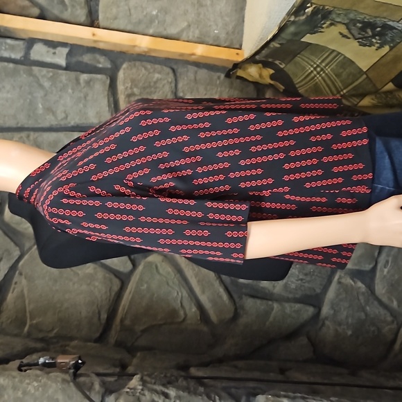 Madison Black Red Chain Link 1/4 Sleeve Blouse - Picture 3 of 7